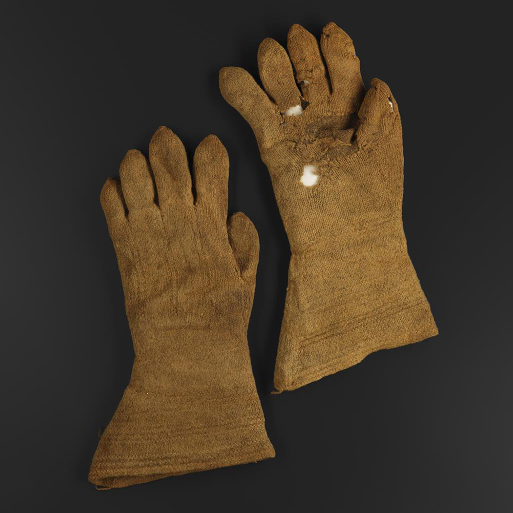 Une paire de gants jaunâtres.